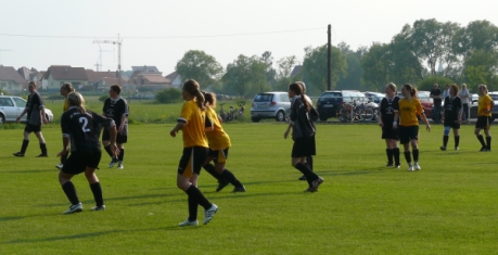 Mädchen Fußballmannschaft Herxheimweyer gegen TUS Knittelsheim