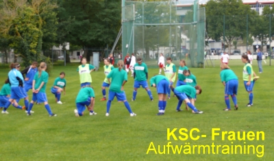 Mädchen Fußballmannschaft KSC beim Aufwärmtraining